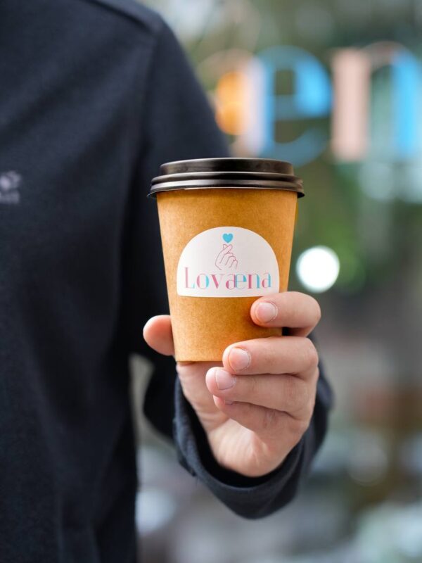 Lovaena Kaffee in einem stilvollen To-Go-Becher