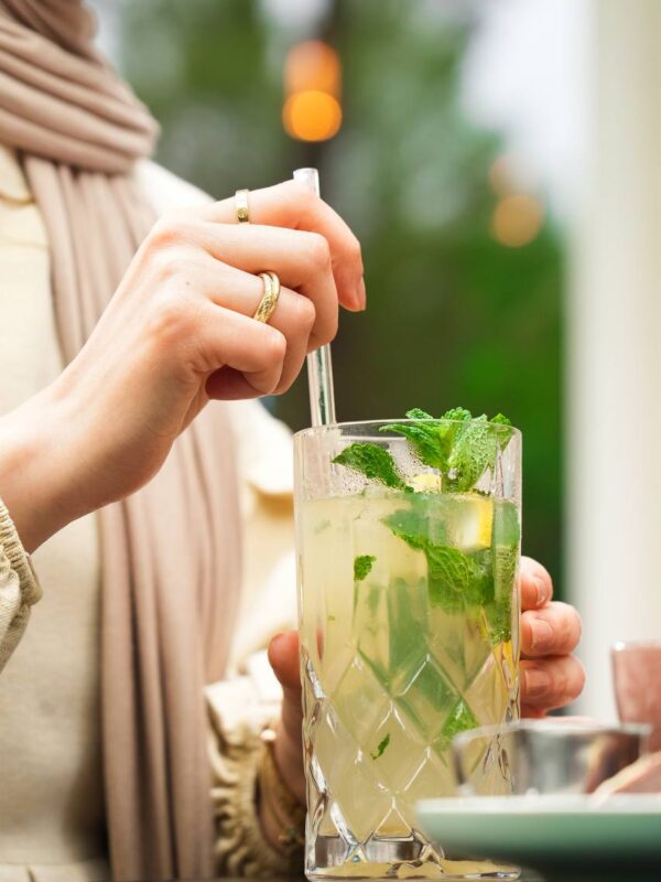 Erfrischende Limonade mit frischer Minze und Zitrone in einem Kristallglas